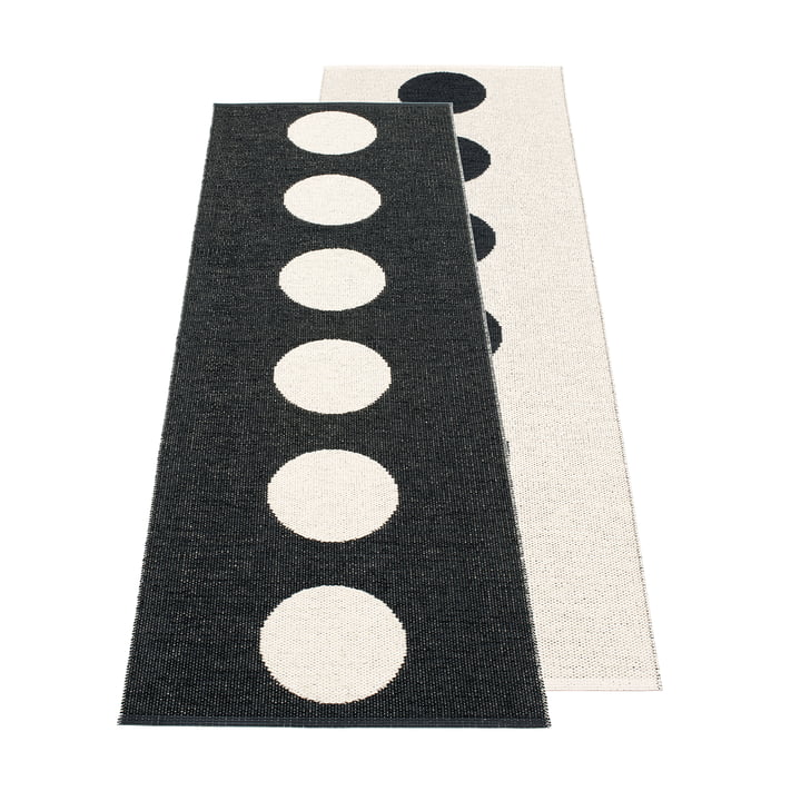 Vera vendbart tæppe, 70 x 225 cm fra Pappelina i sort / vanilla