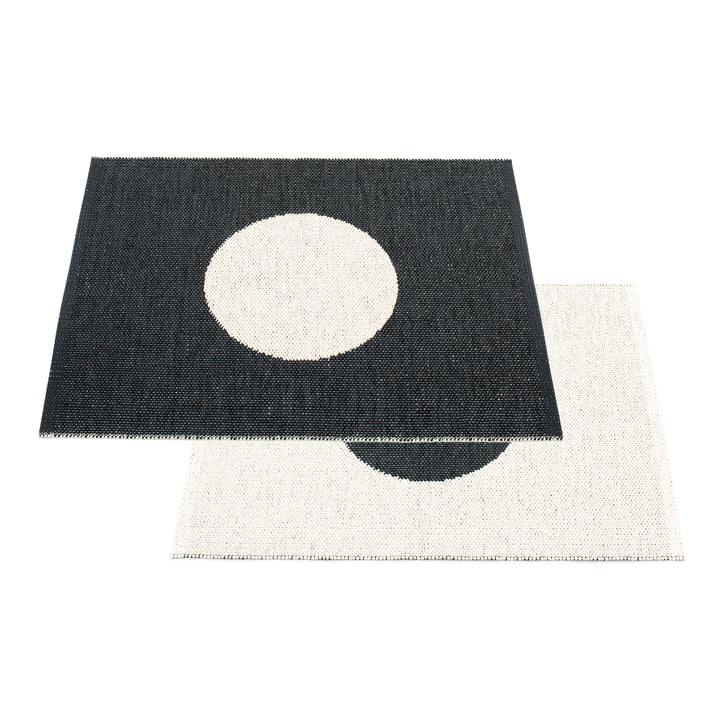 Vera Small One vendbart tæppe, 70 x 90 cm fra Pappelina i sort / vanilla