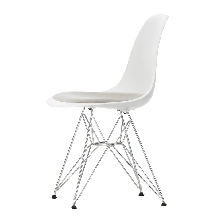 Eames Plastic Side Chair DSR med sædehynde fra Vitra i forkromet/hvid (filtglider basic dark)