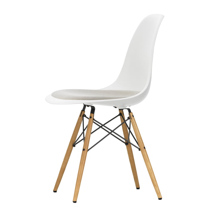 Eames Plastic Side Chair DSW med sædehynde fra Vitra i honningfarvet ask / hvid (filt gliders basic dark)