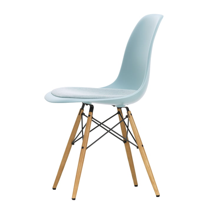 Eames Plastic Side Chair DSW med sædebetræk fra Vitra i honningfarvet ask / isgrå (filtglider basic dark)