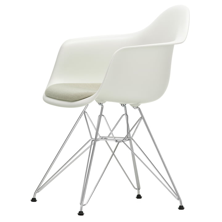 Eames Plastic Armchair DAR med sædehynde fra Vitra i forkromet/hvid (filtglider basic dark)