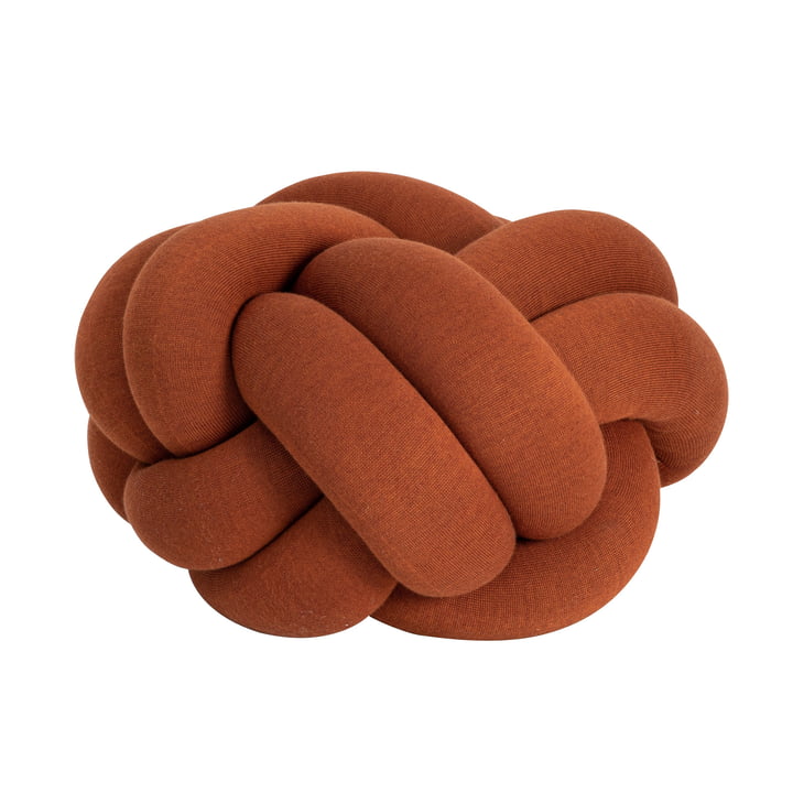 Knot Cushion Medium fra Design House Stockholm i okker