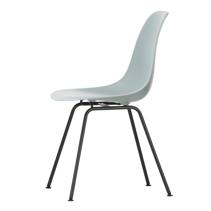 Eames Plastic Side Chair DSX fra Vitra i lysegrå / basic mørk