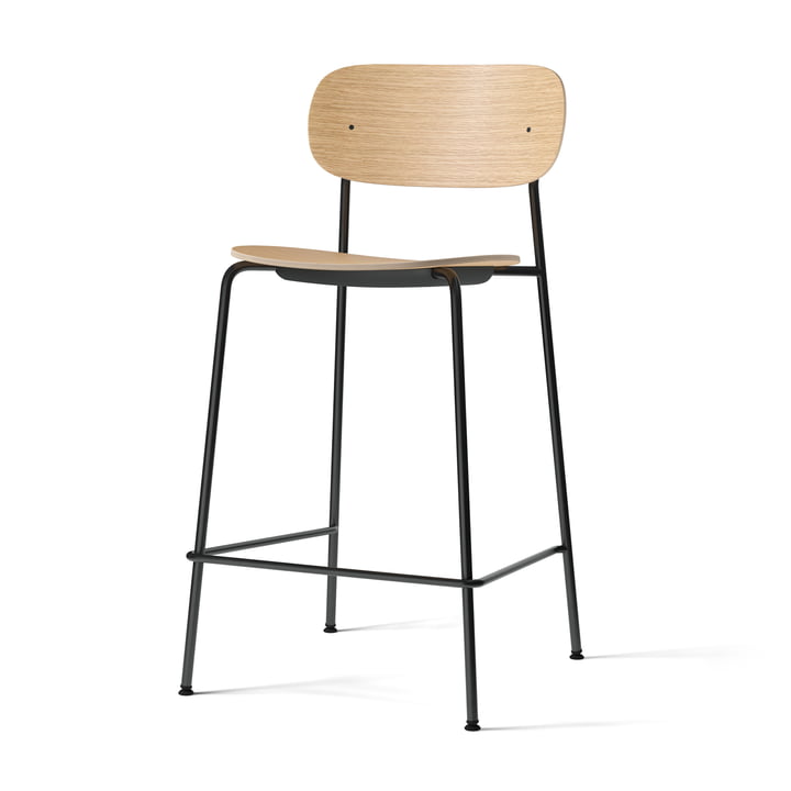 Co Counter Chair fra Audo i naturlig egetræsfinish med sort stålstel