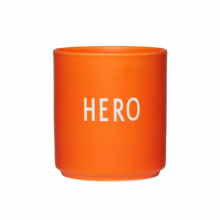 AJ Favourite porcelænskrus fra Design Letters i Hero /orange udgaven