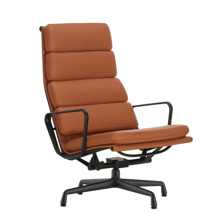 Vitra - EA 222 Soft Pad lænestol dybsort med armlæn, drejelig, læder Premium F, cognac (svævefly til tæpper)