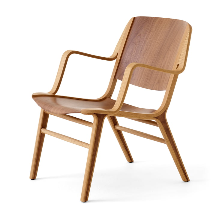 AX Lounge Chair med armlæn HM11, valnød/eg lakeret af & Tradition