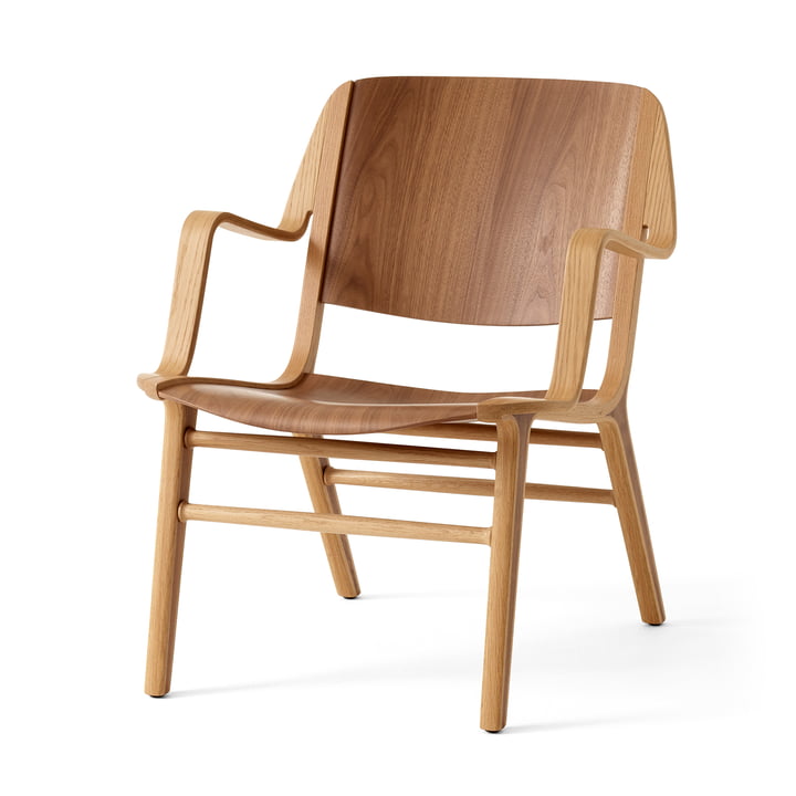 AX Lounge Chair med armlæn HM11, valnød/eg lakeret af & Tradition