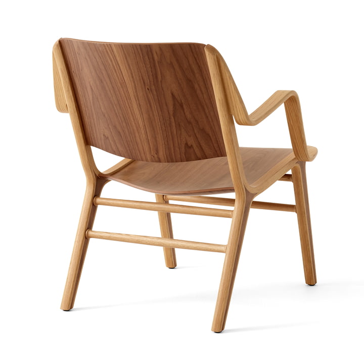 AX Lounge Chair med armlæn HM11, valnød/eg lakeret af & Tradition