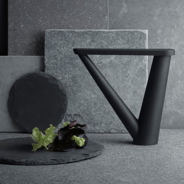 Aldo Bakker oliedispenseren fra Georg Jensen er et skulpturelt højdepunkt i dit køkken i matsort støbt stål.