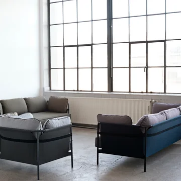 Kan sofa, 3 sæder og lænestol gruppe af HAY arrangeret til et opholdsområde
