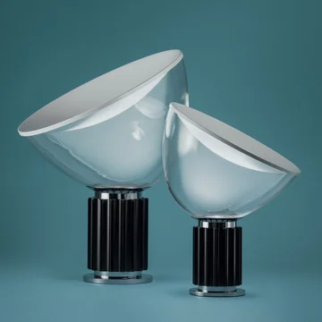 Taccia LED bord- og gulvlampen i sort og Taccia small LED bordlampen i sort fra Flos