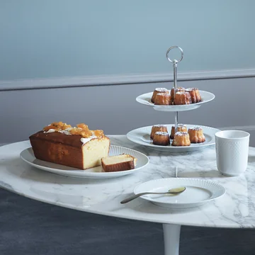 Rhombe tallerken og etagere af Lyngby Porcelæn på bordet
