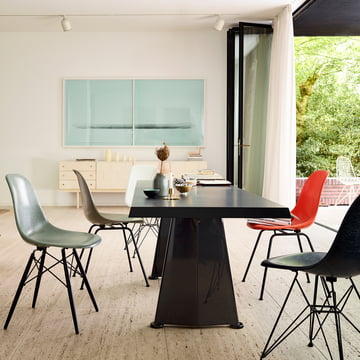 Eames Glasfiber Sidestol fra Vitra ved spisebordet