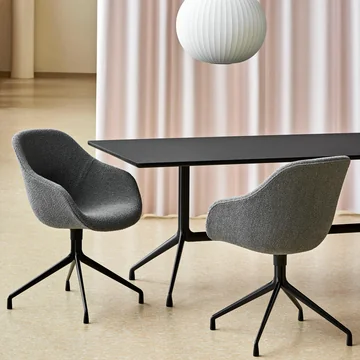 About A Chair AAC 121 af HAY ved bordet