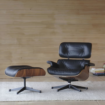 Lounge Chair med skammel fra Vitra kombinerer elegance med siddekomfort