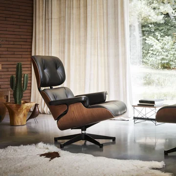 Lænestolen med skammel fra Vitra kombinerer elegance med siddekomfort