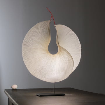 Yoruba Rose LED bordlampe, hvid (EU) fra Ingo Maurer giver beroligende lys