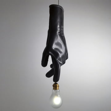 Black Luzy vedhængslampe, sort af Ingo Maurer giver et stærkt udsagn i atmosfæren