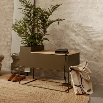 Den store plantekasse fra Ferm Living med en huspalme og hverdagsting i gangen