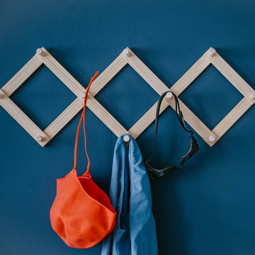 Lia vægstativ fra side by side på en blå væg med svømningsudstyr