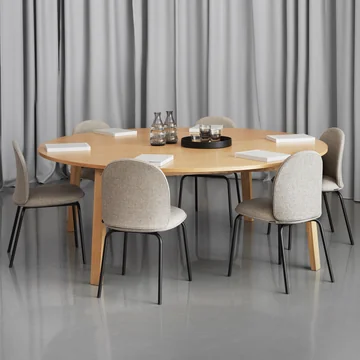 Spisebordet Slice Vol. 2 af Normann Copenhagen giver plads til hele familien