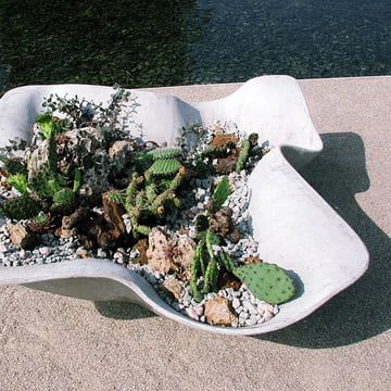 Biasca plantepotten af Eternit med sukkulenter og sten