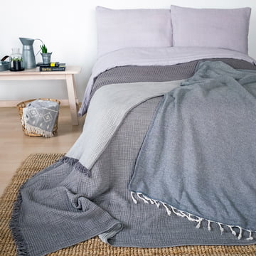 Cocoon tæppet fra Collection sætter accenter på sengen