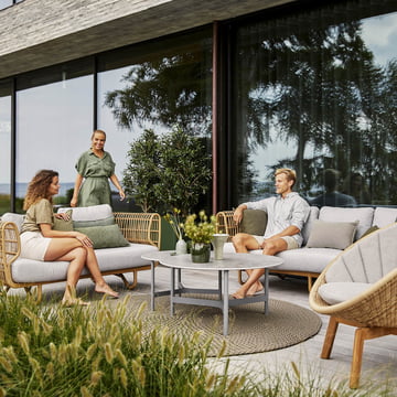 Den stilfulde og hyggelige Nest Outdoor møbler fra Cane-line på terrassen