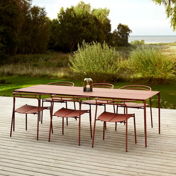 Novo bordet og Novo stole fra AYTM på en udendørs terrasse