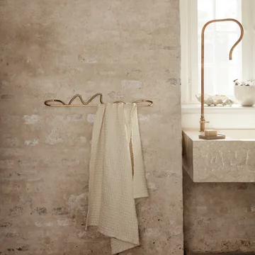 Curvature håndklædeholder og Organic badehåndklæde fra Ferm Living