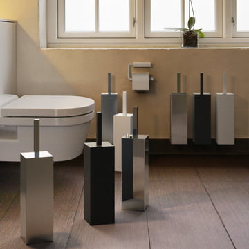 Quadra Stand toiletbørstesæt og toiletpapirholder fra Frost i badeværelset