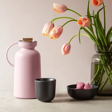 Silhouette vakuumkande 1 l i rosenkvarts og Nordic Kitchen skål og termokrus fra Eva Solo