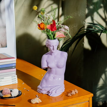 Venus vase i lilla af Doiy