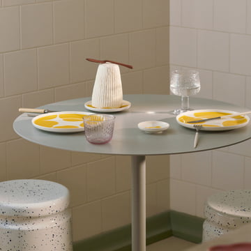 Oiva Iso Unikko tallerken, hvid/forårsgul fra Marimekko