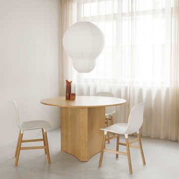 Form Chair, eg/hvid af Normann Copenhagen
