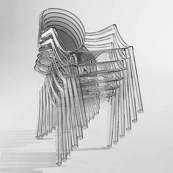Den gennemsigtige Louis Ghost stablet af Kartell