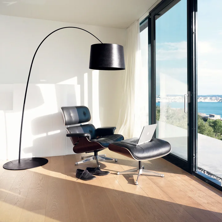 Twiggy buelampe fra Foscarini med lænestol & skammel af Vitra
