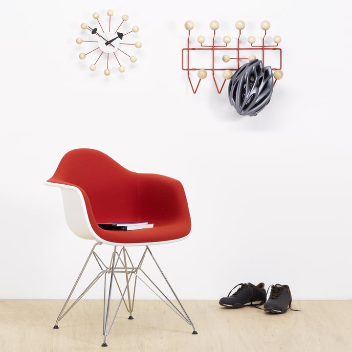 Eames Plastic Armchair DAR, Ball Clock og Hang it all garderobe fra Vitra