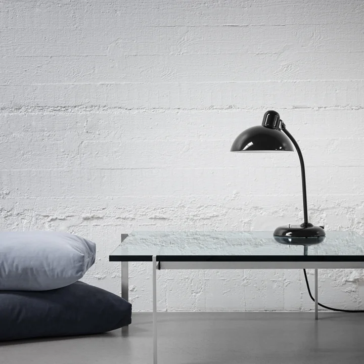 Diskret, elegant bordlampe i sort