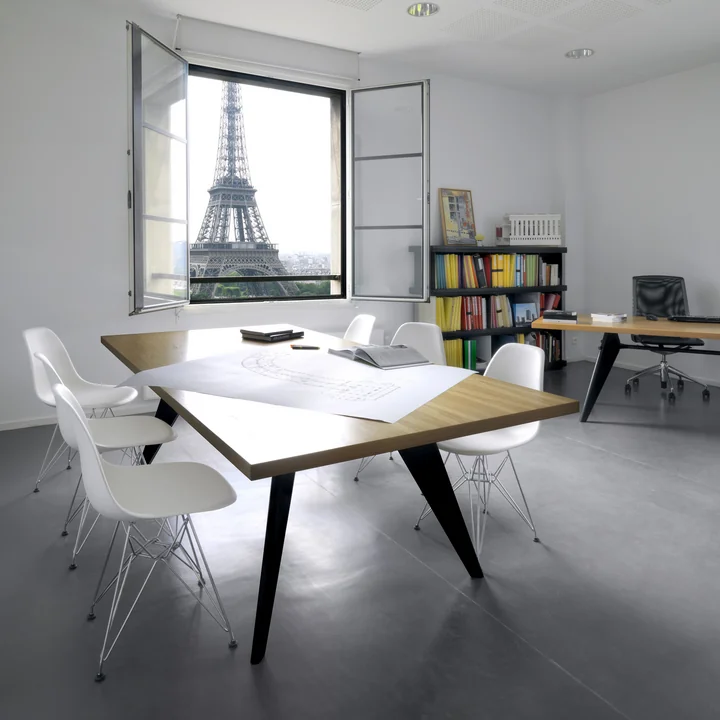 EM Bord spisebord og Eames Plastic Side Chair DSR fra Vitra