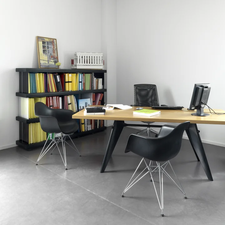 EM Table spisebord og Eames Plastic Lænestol DAR fra Vitra
