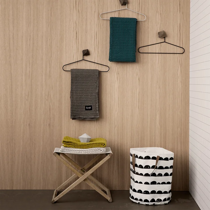 Organic badehåndklæde og vasketøjskurv Half Moon fra Ferm Living
