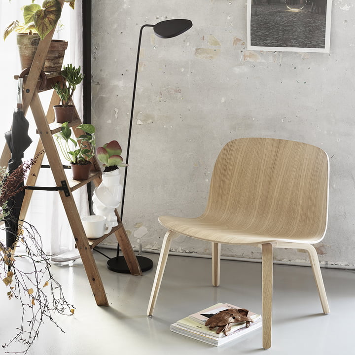 Visu Lounge Chair og Leaf gulvlampe fra Muuto