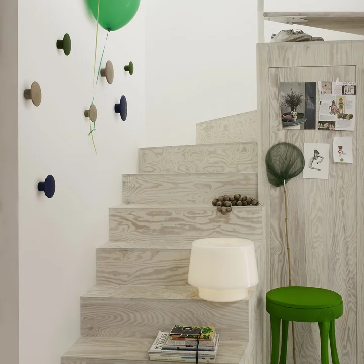 Vægkrog "The Dots" med Cozy in White bordlampe fra Muuto