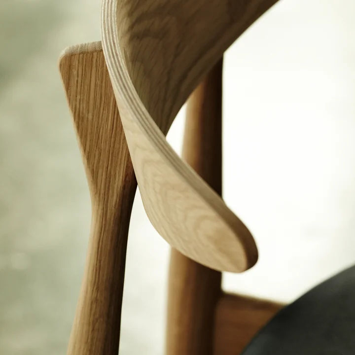 CH33 af Carl Hansen i udgaven olieret eg / læder sort (Loke 7150)