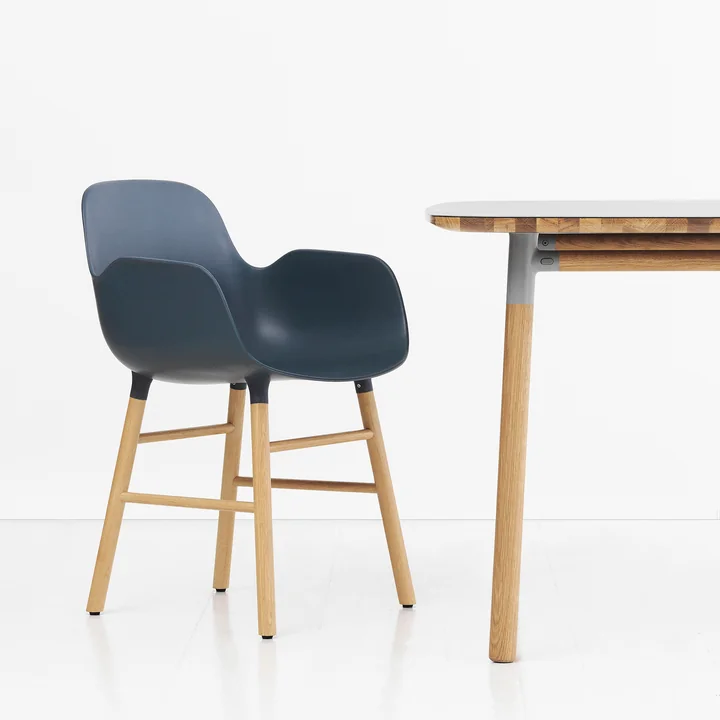 Blå Form Armchair fra Normann Copenhagen med egetræsben
