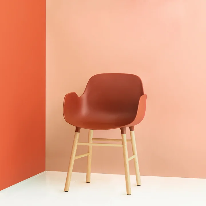 Orange Form Armchair fra Normann Copenhagen med egetræsben