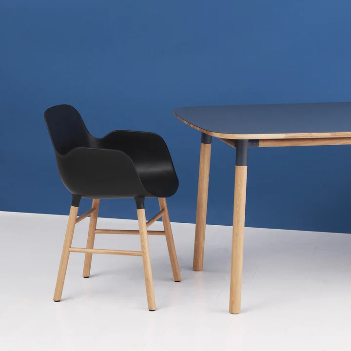 Sort Form Armchair fra Normann Copenhagen med egetræsben